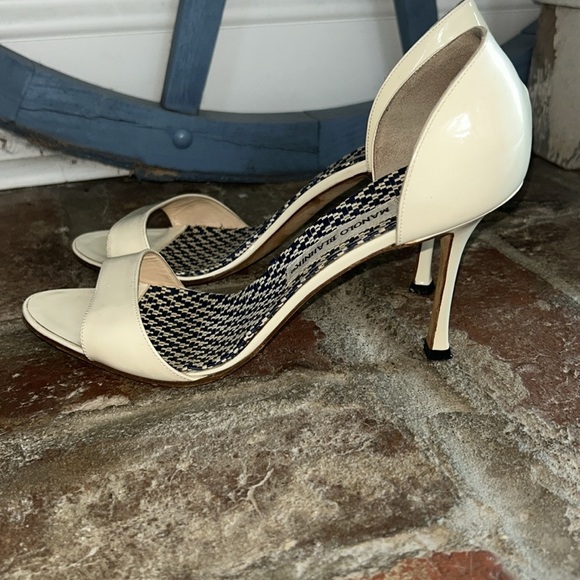 ⭐️Manolo Blahnik Patent Leather Open-Toe Heels⭐️ - Picture 3 of 9